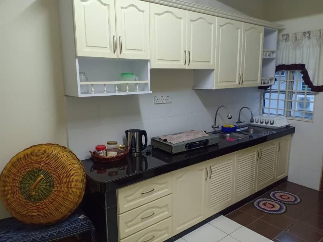 Kh Homestay Comfy N Calm Seri Manjung Bagian luar foto
